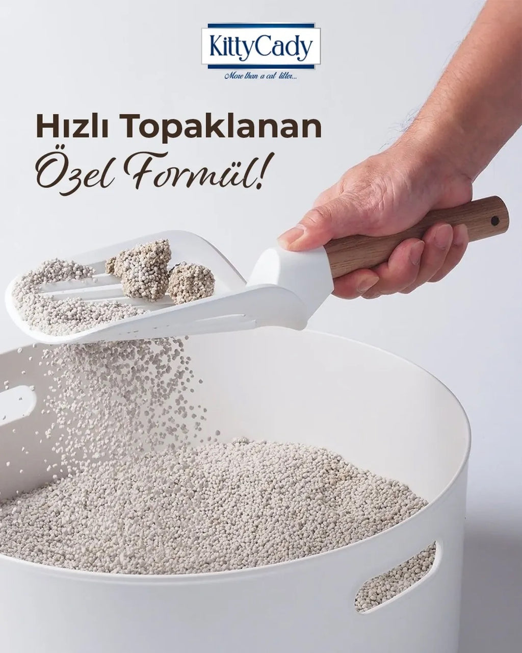 Kedi kumu kepçeyle kaba dökülüyor, hızlı topaklanan formül